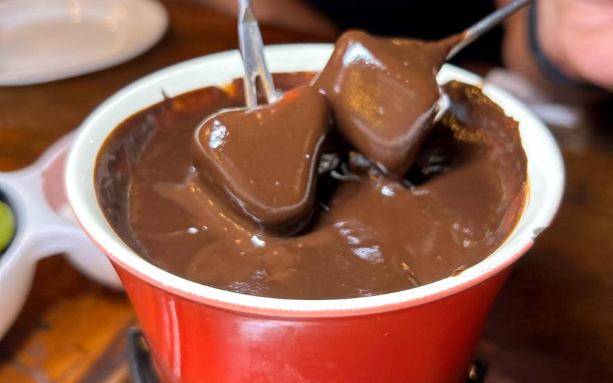 Panela de fondue de chocolate servida à mesa