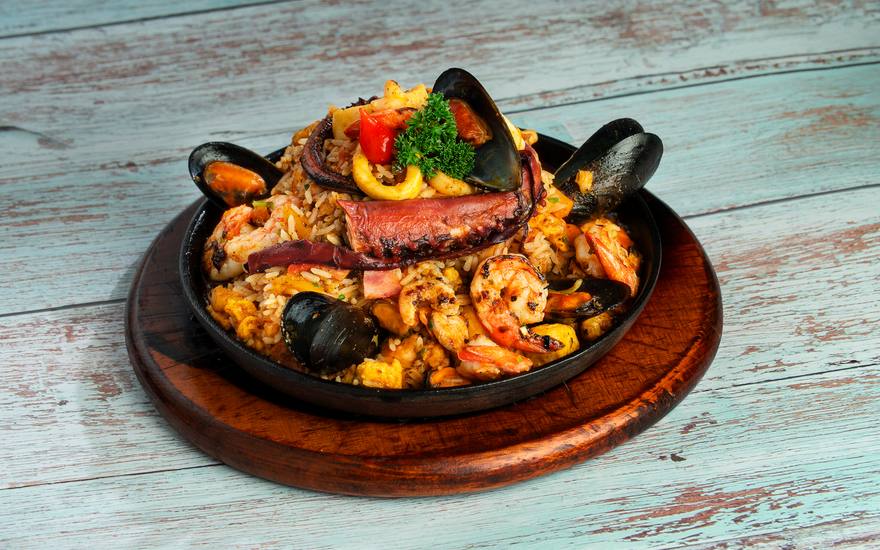 Paella valenciana com camarão, mexilhão, polvo e lula
